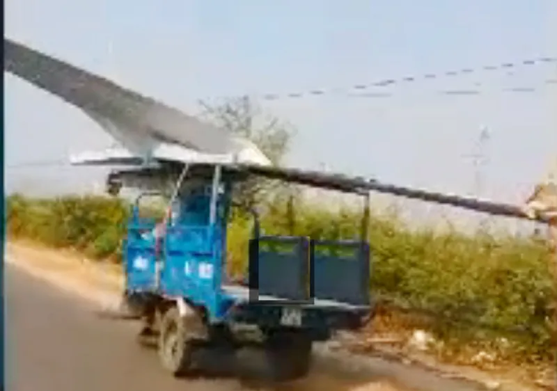 Xe chở tôn cồng kềnh nguy hiểm cho người tham gia giao thông