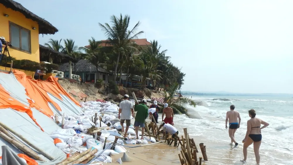 Bãi biển bị phá hủy, du khách không còn lối đi dạo.