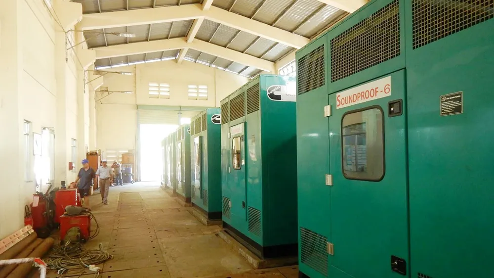 Những cỗ máy diesel ''khổng lồ" cung cấp nguồn điện cho hàng vạn người dân trên đảo Phú Quý