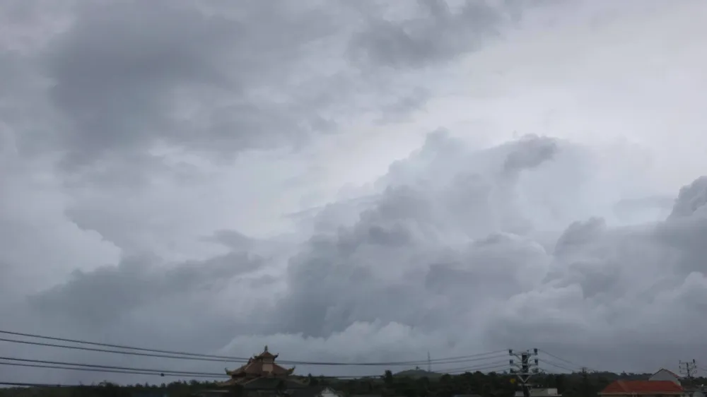 Sáng nay, đảo Phú Quý có mưa lớn kèm gió thổi mạnh, bầu trời mây kéo đen kịt