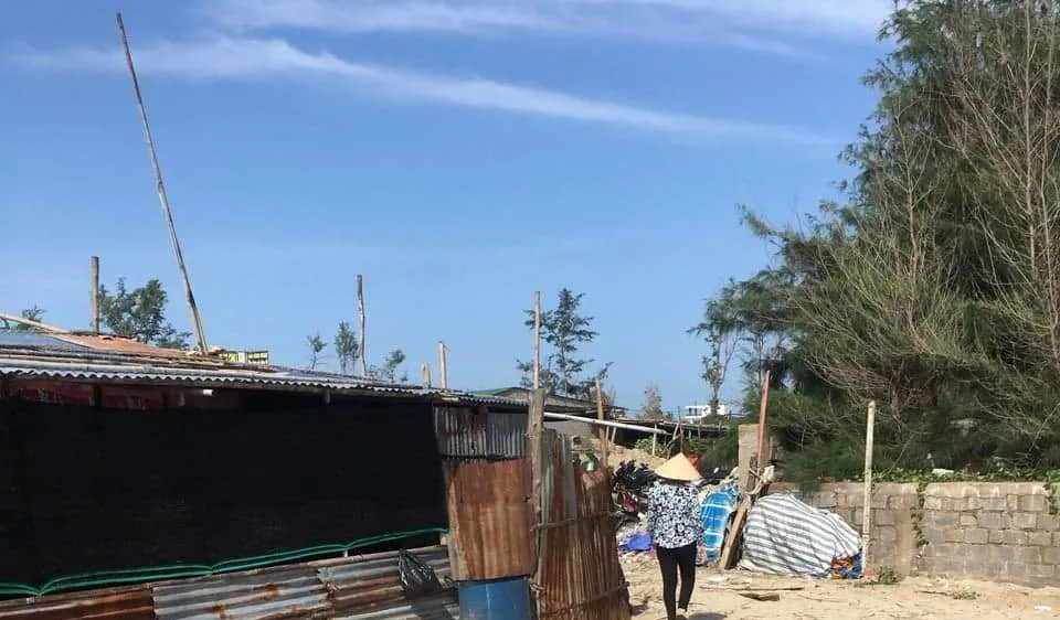 Hàng rào thép gai đã được gỡ bỏ