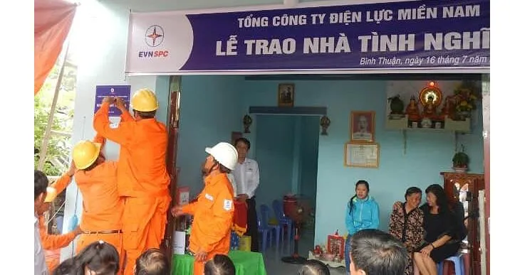 Điện lực miền Nam tổ chức buối lễ gắn bảng và trao nhà tình nghĩa cho gia đình bà Huỳnh Thị Thanh.