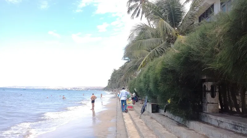 Tại phường Hàm Tiến, khu vực từ khách sạn Mũi Né Ocean đến khu du lịch Sài Gòn Mũi Né hiện chưa có tác động của kè mềm nên dòng chảy con nước an toàn khi mùa biển êm, ít chân sóng nhưng sẽ nguy hiểm khi mùa biển động và ảnh hưởng bão