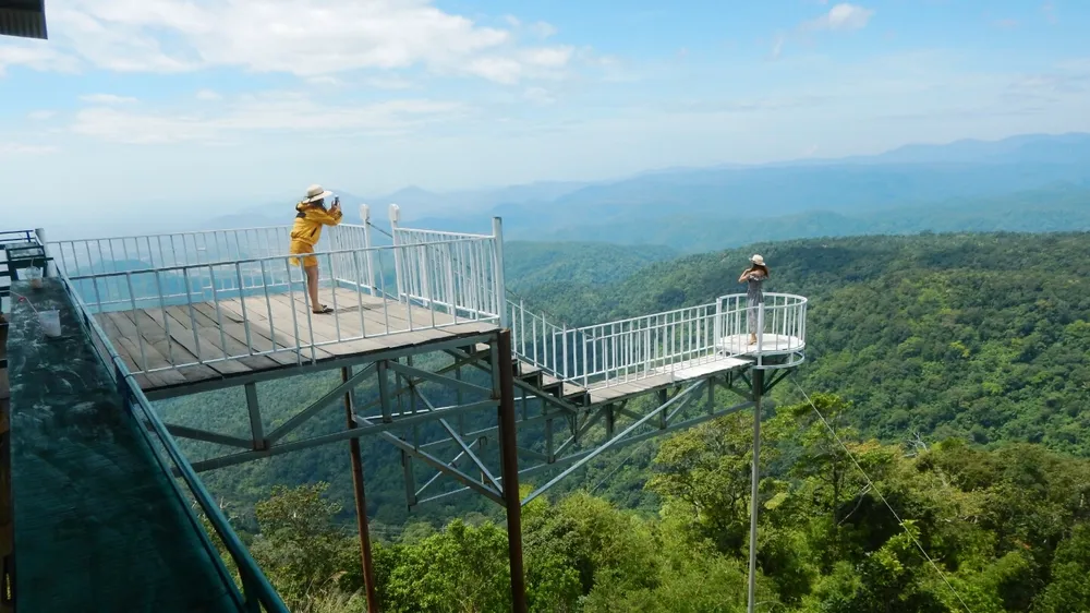 Nhiều trạm dừng chân trái phép vẫn ngang nhiên tồn tại trên đèo Đại Ninh