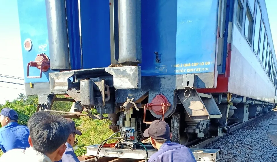 Vụ tàu lửa trật đường ray: Đến 16 giờ 30, đường sắt Bắc - Nam được thông tuyến
