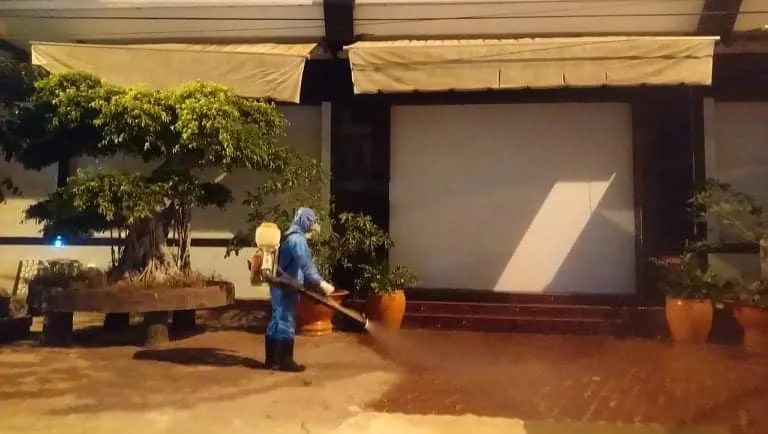 Phun thuốc khử trùng tại các khu vực liên quan đến ca bệnh nhiễm Covid-19 đầu tiên tại Bình Thuận.