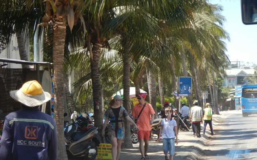Khách nước ngoài du lịch tại Mũi Né vẫn thản nhiên ra đường nhưng không hề đeo khẩu trang.