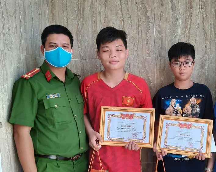 Ngoài bằng khen của Chủ tịch UBND tỉnh Bình Thuận, 2 em học sinh này còn được UBND phường Lạc Đạo tặng giấy khen. Ảnh: UBND phường Lạc Đạo cung cấp