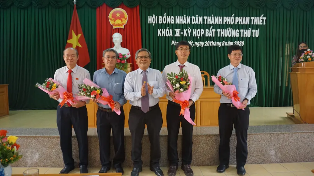 Ông Phan Nguyễn Hoàng Tân (thứ 2 từ phải qua) nhận nhiệm vụ mới.