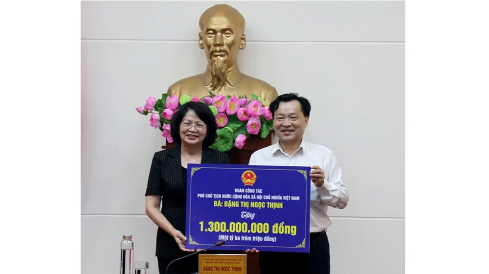 Nhân chuyến thăm và làm việc, Phó Chủ tịch nước Đặng Thị Ngọc Thịnh đã trao tặng 1,3 tỷ đồng cho Quỹ bảo trợ trẻ em tỉnh Bình Thuận.