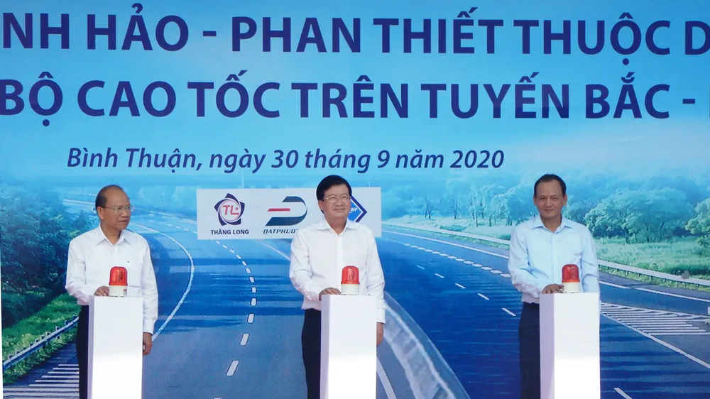 Phó Thủ tướng Chính phủ Trịnh Đình Dũng đã phát lệnh chính thức khởi công xây dựng đoạn cao tốc Vĩnh Hảo - Phan Thiết. 