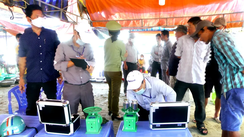 Đoàn kiểm tra liên ngành của TP Phan Thiết kiểm tra các cơ sở buôn bán khu vực làng Chài Mũi Né.
