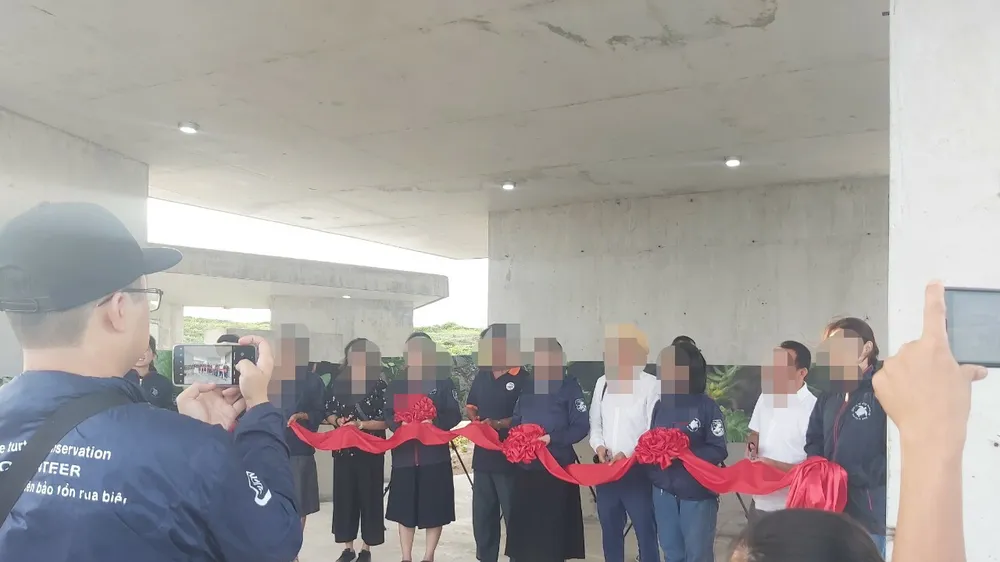 Những người tham dự lễ khánh thành đều không mang khẩu trang để phòng dịch Covid-19
