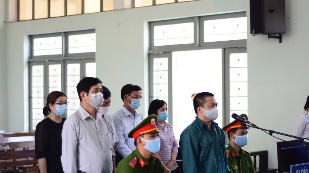 6 bị cáo nguyên là Giám đốc, Phó Giám đốc, Kế toán,... của Trung tâm Y tế TP Phan Thiết bị truy tố trước tòa.