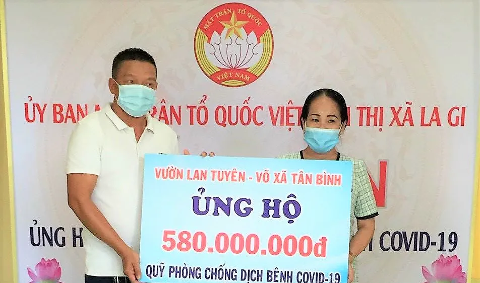 Anh Tuyên và gia đình đã tặng toàn bộ số tiền 580 triệu đồng từ việc bán đấu giá 2 cây lan quý cho Quỹ phòng chống dịch Covid-19