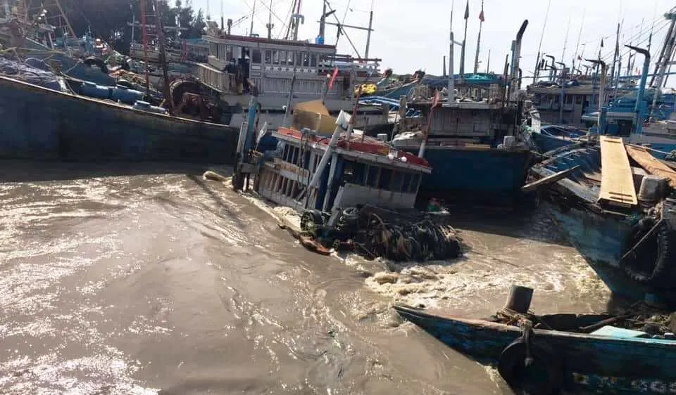 Hàng chục tàu thuyền của ngư dân thị xã La Gi bị nước lũ cuốn trôi trong đêm.