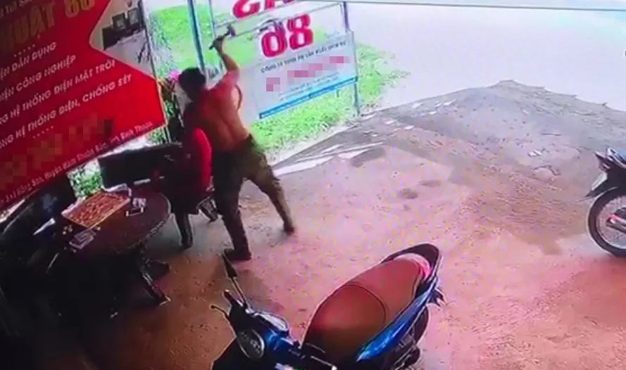 Đối tượng Ngọc bất ngờ dùng vật giống búa đập liên tiếp vào đầu nạn nhân. (Ảnh cắt từ camera tại của hàng).