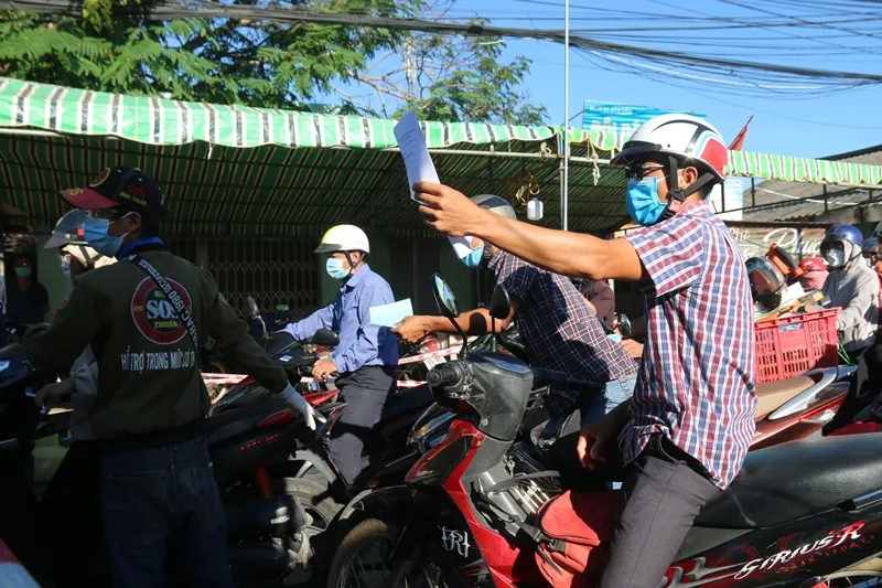 Ùn tắc nghiêm trọng tại chốt kiểm soát “vùng đỏ” trên quốc lộ 28 qua tỉnh Bình Thuận