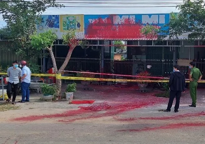 Căn nhà bị đặt quan tài, tạt sơn trước nhà nghi bị đòi nợ.