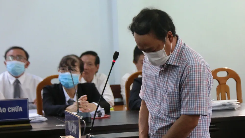 Bị cáo Nguyễn Hữu Hoành, nguyên Phó giám đốc VPĐKĐĐ TP Phan Thiết tại phiên tòa hôm 15-2.
