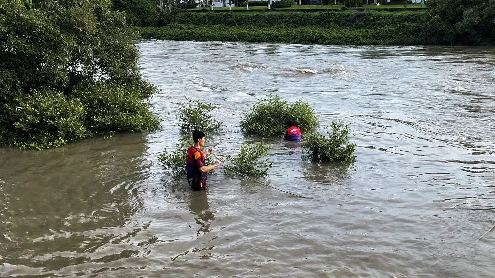 8 học sinh lớp 7 đi chơi, 3 em bị nước cuốn trôi
