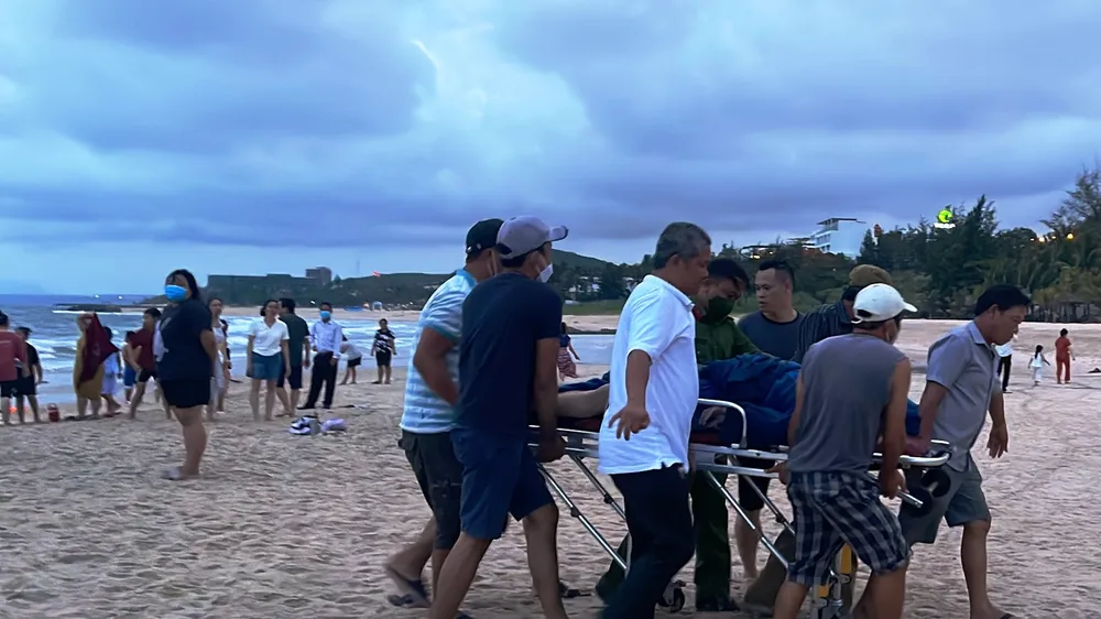 2 du khách tử vong khi tắm biển Mũi Né - Bình Thuận