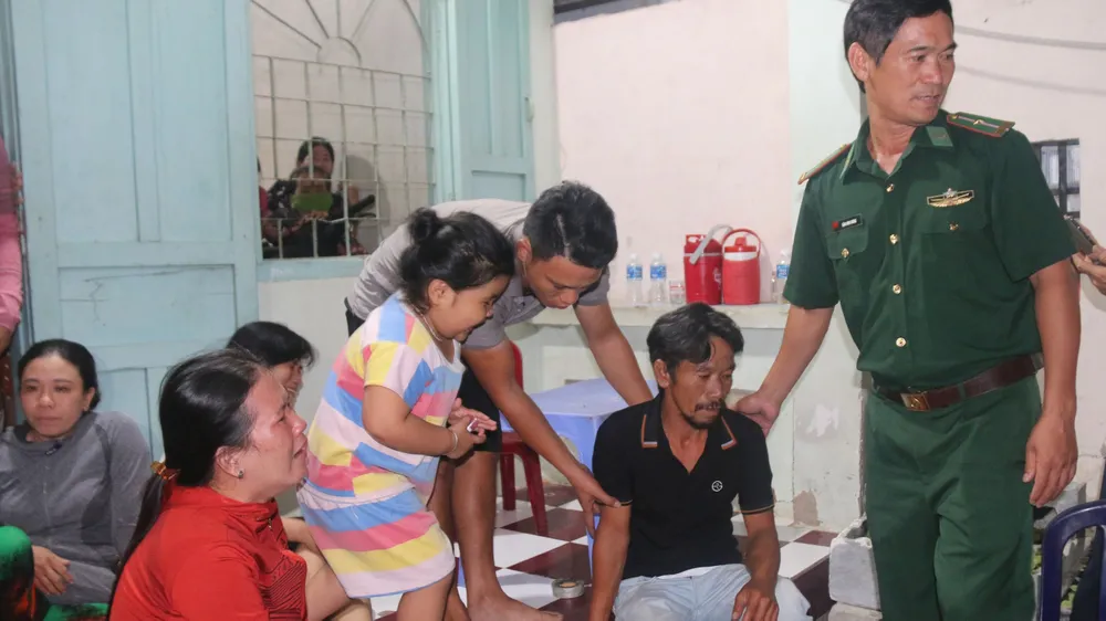 Anh Nguyễn Thành Luyến trở về nhà trong những giọt nước mắt của người thân, hàng xóm.