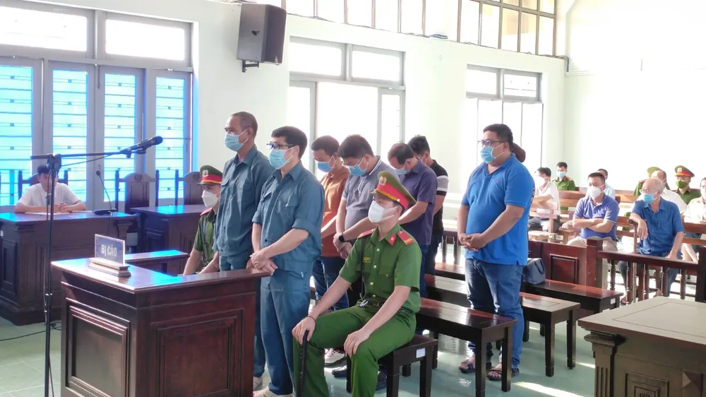 Các bị cáo nghe tòa tuyên án.
