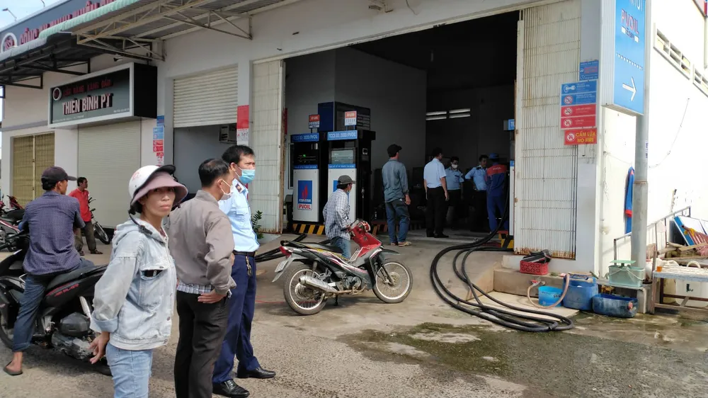 Ngư dân TP Phan Thiết đến các cây xăng để mua dầu nhưng đều được thông báo là đã hết hàng.