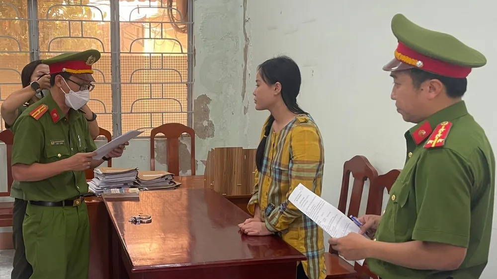 Ninh Thị Vân Anh, còn gọi là "Hotgirl Tina Dương" bị băt stamj giam để điều tra về hành vi "Lạm dụng tín nhiệm chiếm đoạt tài sản".