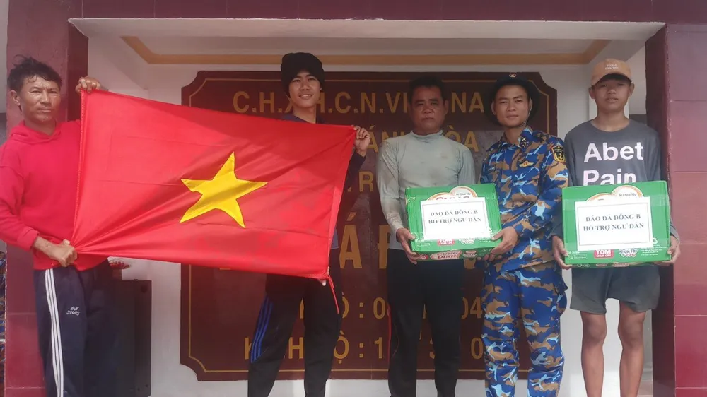 Lãnh đạo, chỉ huy đảo Đá Lát tặng quà cho các ngư dân bị cạn lương thực do thời tiết xấu.
