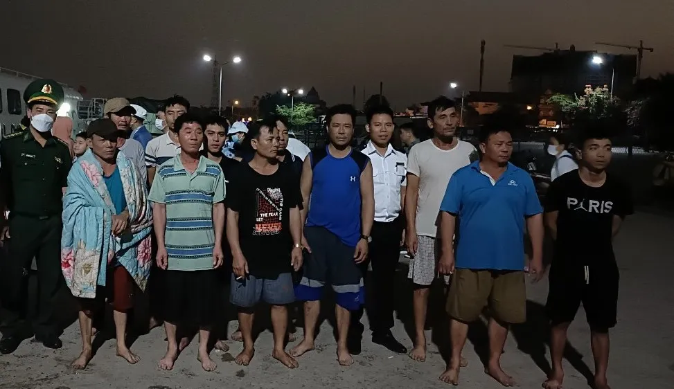 11 thuyền viên trên tàu Xuyên Á 126 đã được đưa vào bờ an toàn.