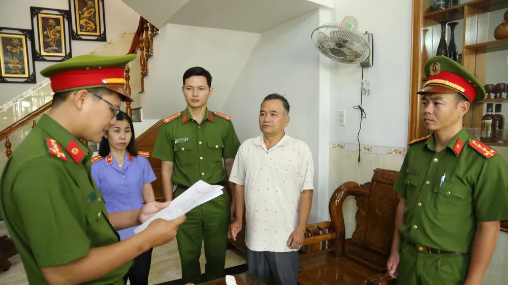 Bắt tạm giam Lê Tự Trị, Giám đốc Trung tâm Đăng kiểm xe cơ giới 85-02D.