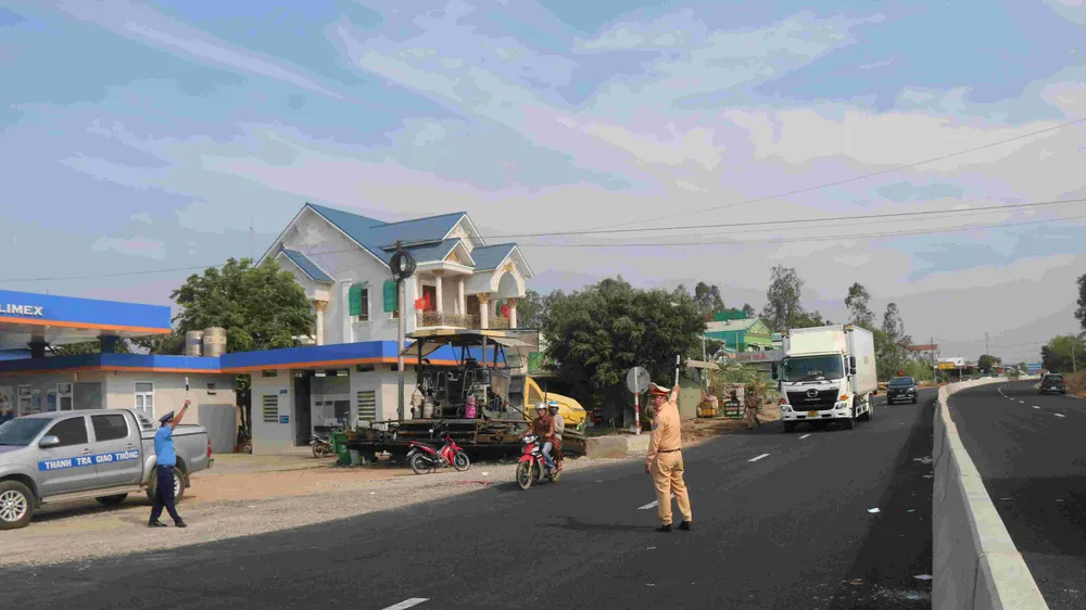 Nút giao và đường dẫn cao tốc Phan Thiết - Dầu Giây đã cơ bản thông thoáng trở lại