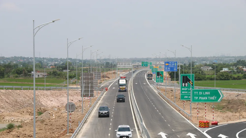 Đường cao tốc Vĩnh Hảo - Phan Thiết thông thoáng ngày thông xe