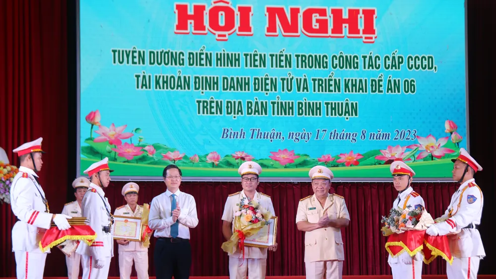 Tuyên dương các tập thể, cá nhân có thành tích xuất sắc trong triển khai Đề án 06