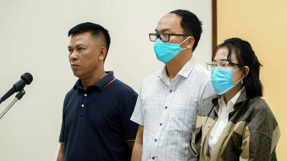 Từ trái qua, bị cáo Phạm Văn Võ, Hoàng Văn Minh và Huỳnh Thị Kim Hằng