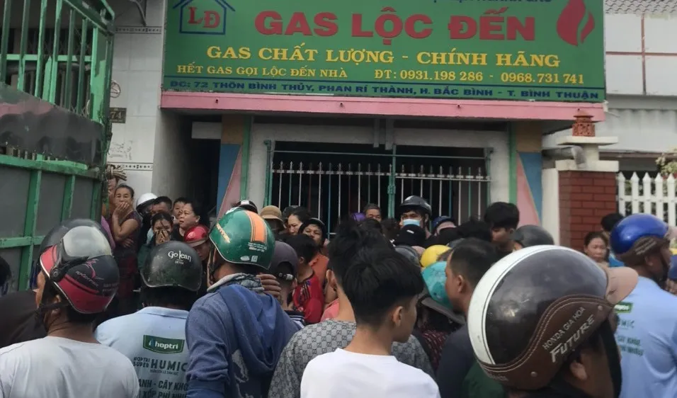 Rất đông người dân theo dõi hiện trường vụ tai nạn khiến đôi nam nữ tử vong. Ảnh: CTV
