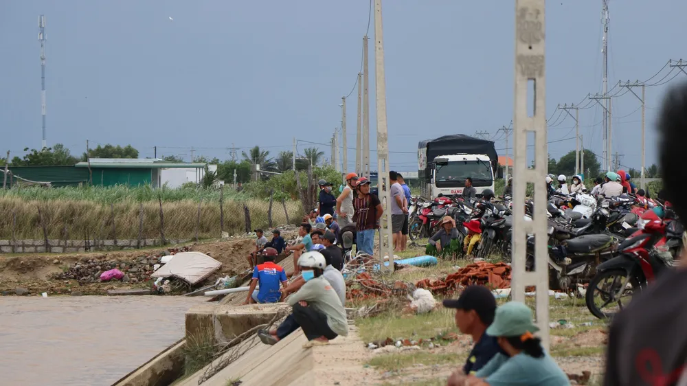 Sau khi xảy ra sự việc, gia đình, người thân mong ngóng tin tức của em T.