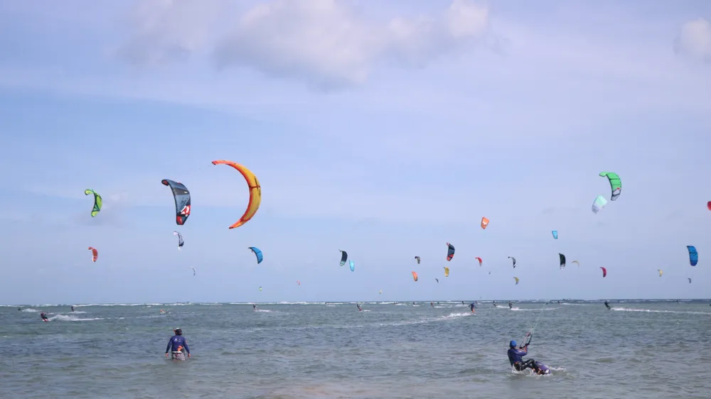Những chiếc ván diều nhiều màu sắc tung bay trên nền trời
