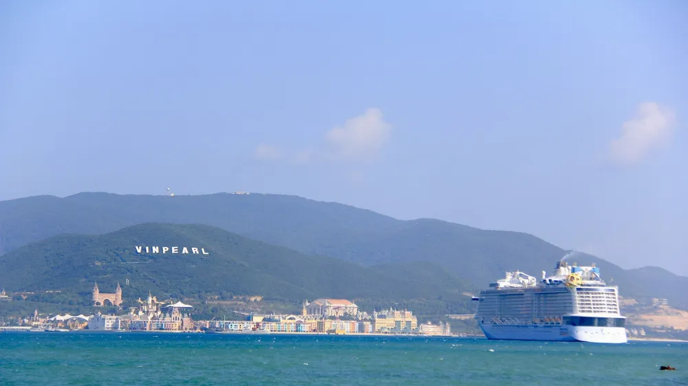 Siêu tàu Spectrum of The Seas trên vịnh Nha Trang