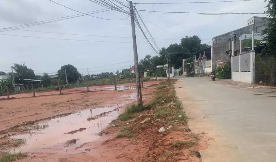 Các hộ dân vi phạm tự ý san lấp mặt bằng tại khu vực Suối Bàu (xã Hàm Thắng, huyện Hàm Thuận Bắc) đang khắc phục các sai phạm