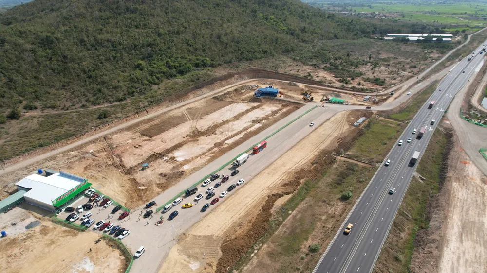 Phương tiện ghé tại trạm dừng nghỉ tạm trên đường cao tốc Vĩnh Hảo - Phan Thiết