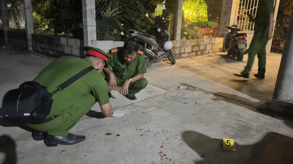 Cơ quan chức năng khám nghiệm hiện trường vụ án mạng
