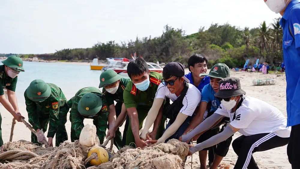 Người dân, lực lượng chức năng và du khách cùng tham gia dọn dẹp rác thải tại bãi biển đảo Phú Quý