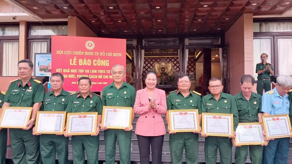 Hội Cựu chiến binh TPHCM báo công, dâng hoa Chủ tịch Hồ Chí Minh