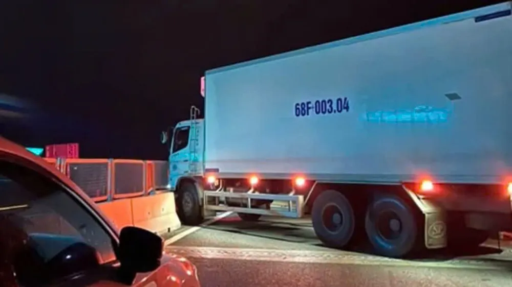 Xe tải gặp nạn chắn ngang đường,tuyến cao tốc Vĩnh Hảo - Phan Thiết kẹt xe nhiều giờ