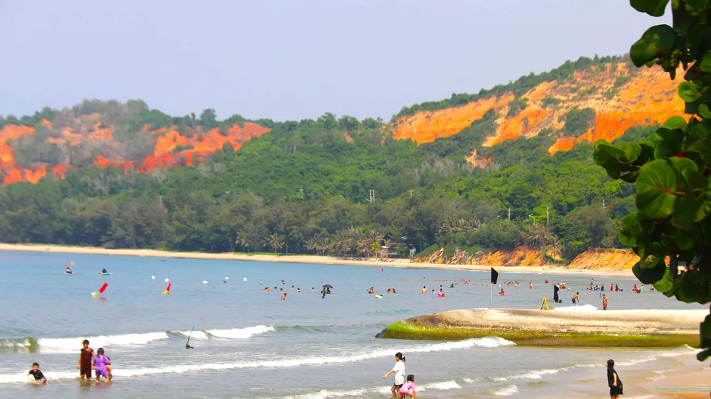 Du khách tắm biển tại bãi biển Hòn Rơm, TP Phan Thiết (tỉnh Bình Thuận)