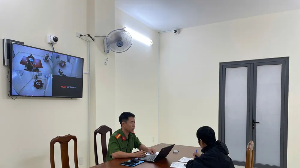 Công an tỉnh Khánh Hòa làm việc với bà H., mẹ của bé Bắp. Ảnh: Công an Khánh Hòa