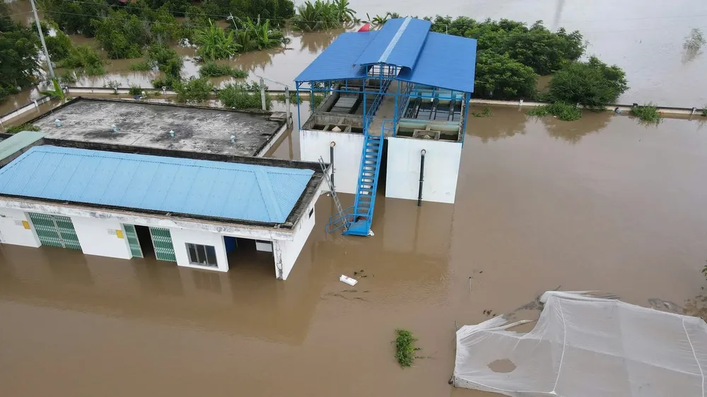 Nhà máy nước Bắc Bình ngập sâu trong nước lũ